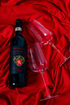 Conte Ilcino Brunello di Montalcino 2019 com duas taças
