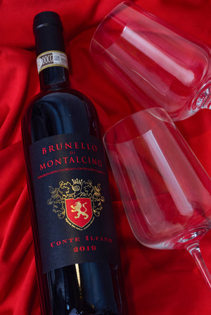 Conte Ilcino Brunello di Montalcino 2019 com taças