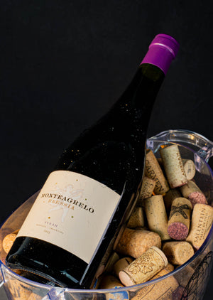 Monteagrelo Syrah, Bressia, em um balde com rolhas