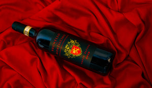 Conte Ilcino Brunello di Montalcino 2019 deitado no cetim vermelho