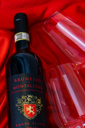Conte Ilcino Brunello di Montalcino 2019 com taças, de perto