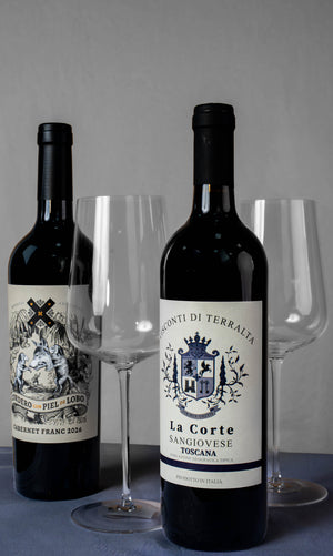 Cordero con Piel de Lobo Cabernet Franc e La Corte Sangiovese com taças