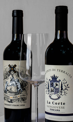 Cordero con Piel de Lobo Cabernet Franc e La Corte Sangiovese com taças