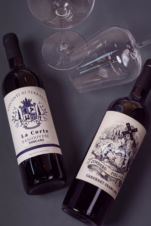 La Corte Sangiovese e Cordero con Piel de Lobo deitados com taças